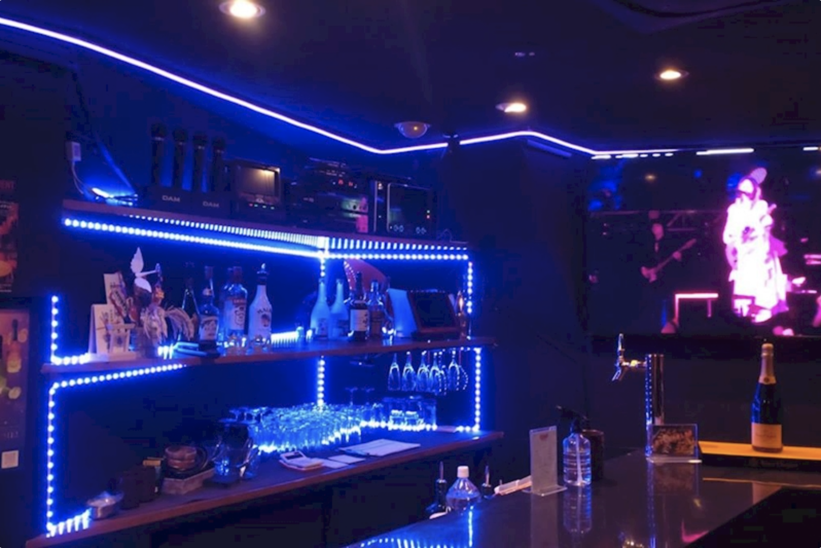 GIRL'S BAR 撫子 店内写真